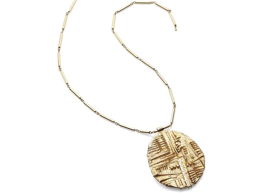 Faraone, collana di Arnaldo Pomodoro, in argento dorato e con numero seriale 44/50, partita da una base di 900 euro, ne ha realizzati 3.400