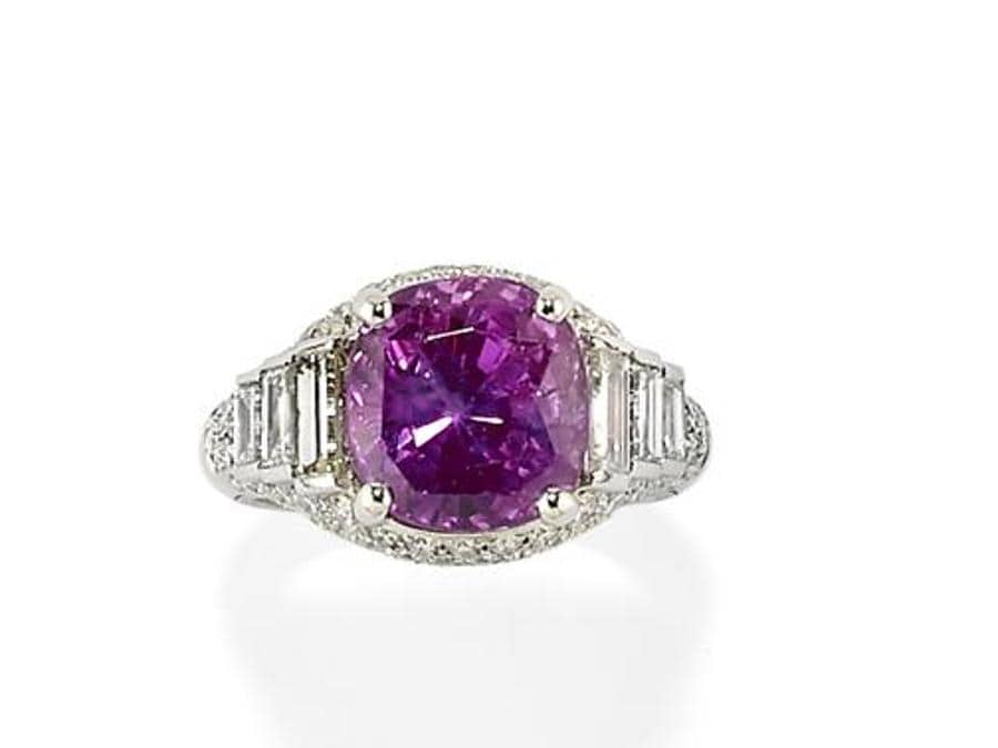 Wannenes, anello con zaffiro rosa taglio cuscino da 8,29 carati affiancato da diamanti e firmato Bulgari esitato a 30.820 euro