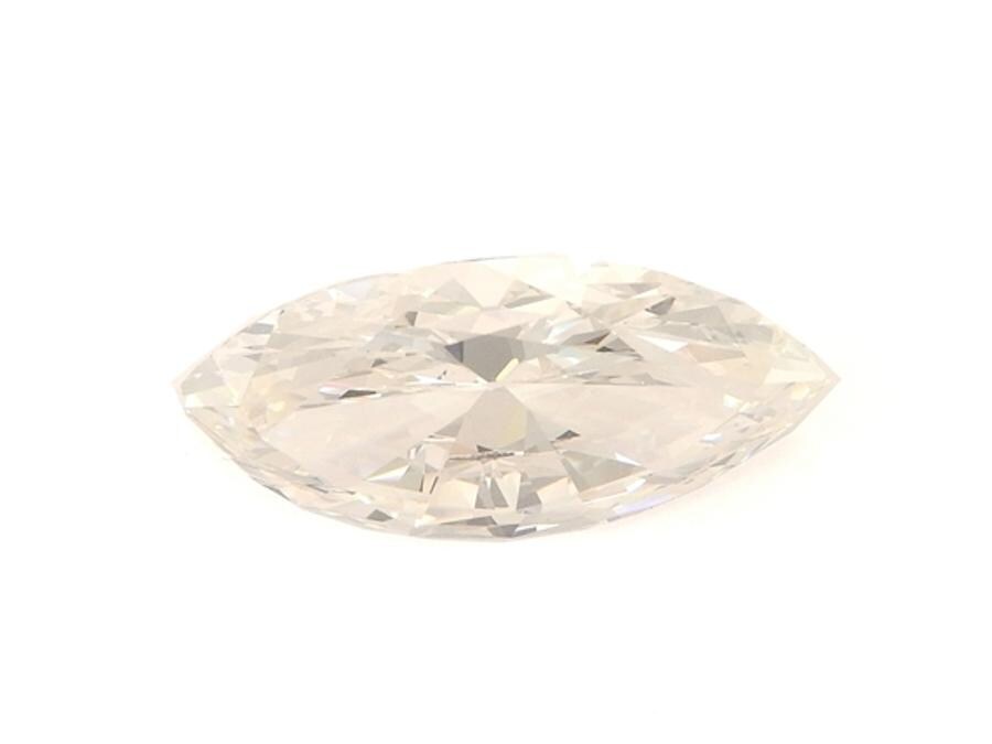Maison Bibelot, un diamante taglio navette da 7,02 carati corredato da certificato Cisgem del 2018 attestante che la pietra è di colore I, purezza VVS2 e non ha fluorescenza, è stato aggiudicato per 86.250 euro contro una stima di 70-80mila