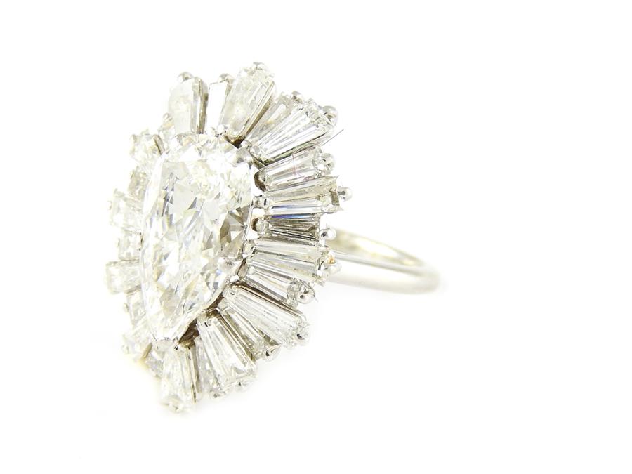 Maison Bibelot, un anello in oro bianco a margherita con diamante centrale a taglio a goccia da 3,20 carati e contornato da diamanti taglio tape per un totale di 3 carati, è stato aggiudicato per 22.500 euro contro una stima di 12-14mila