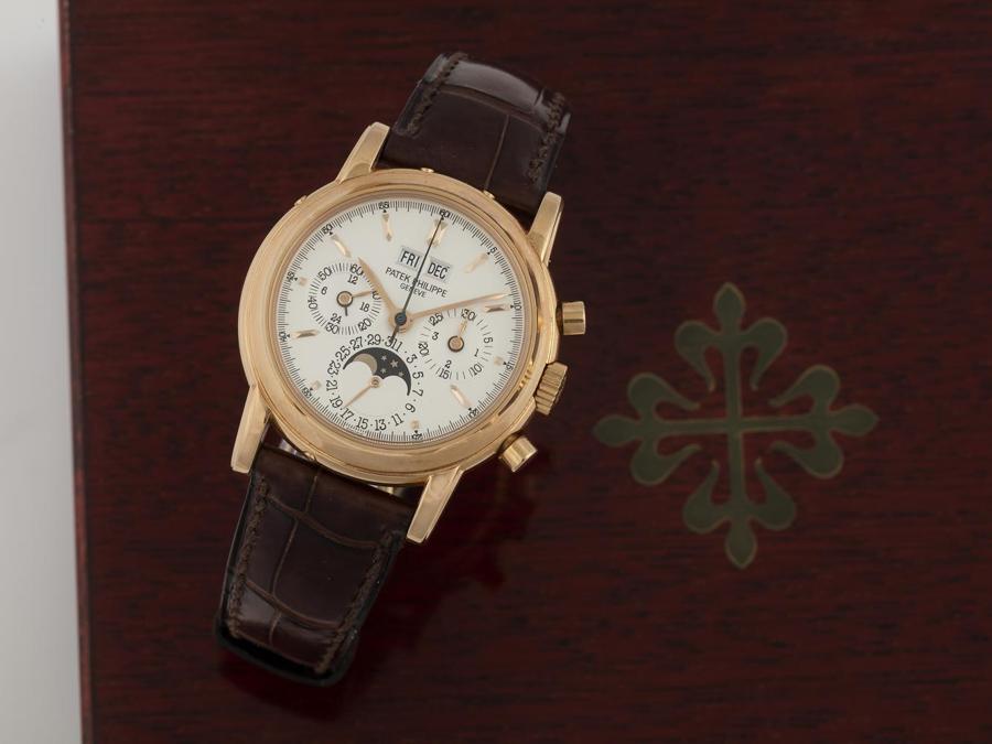 Cambi Casa d'aste, un orologio Patek Philippe “referenziale 3970E del 1990”, caratterizzato da cronografo con calendario perpetuo e fasi lunari, aggiudicato a 65mila euro