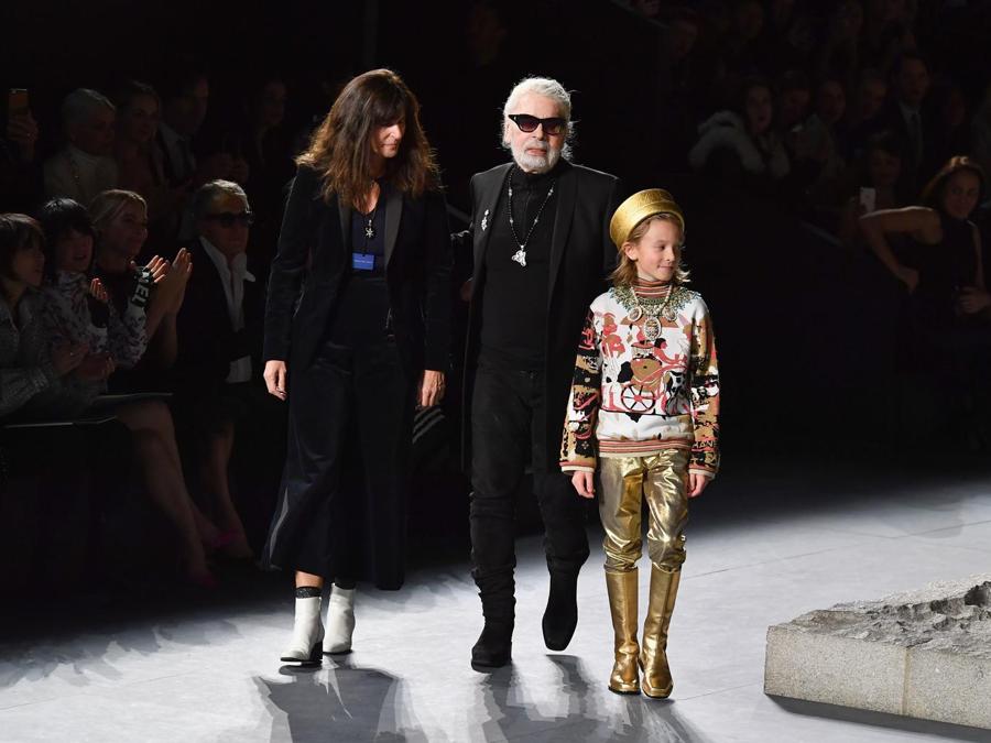 Karl Lagerfeld (al centro) al termine della sfilata. (Photo by Angela Weiss / AFP)
