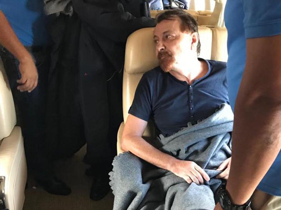 Cesare Battisti a bordo dell’aereo che lo riporta in Italia (Photo by Handout / Polizia di Stato / AFP)-