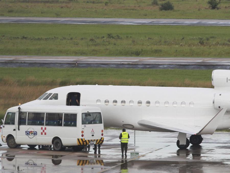 Aereo che riporta in Italia Cesare Battisti. (AP Photo)