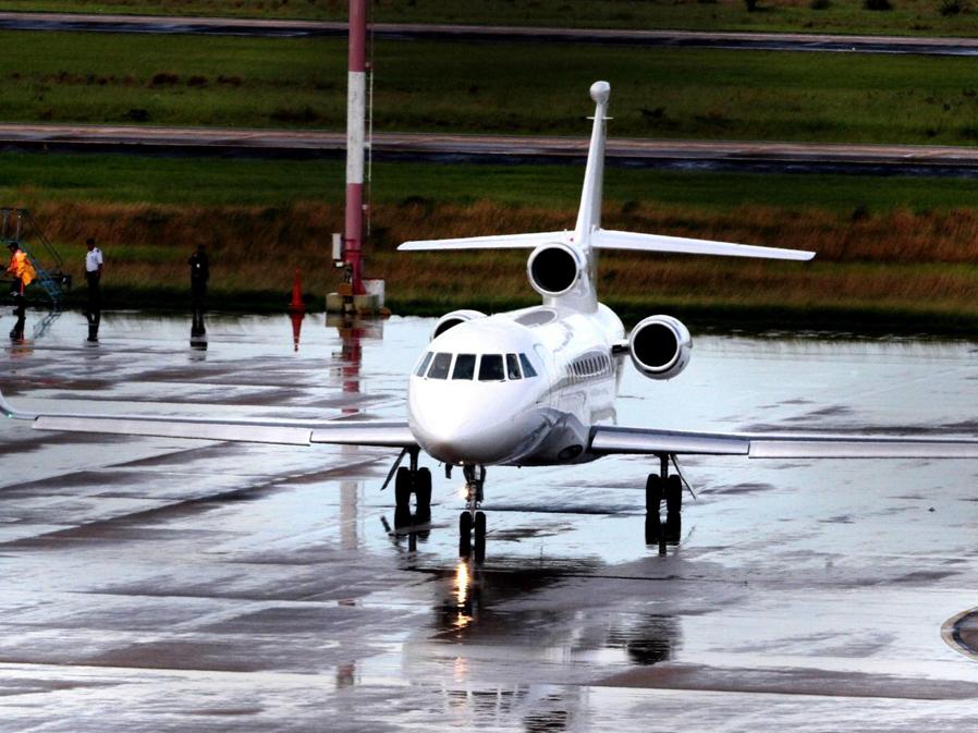 Aereo che riporta in Italia Cesare Battisti. (EPA/JUAN CARLOS TORREJON)