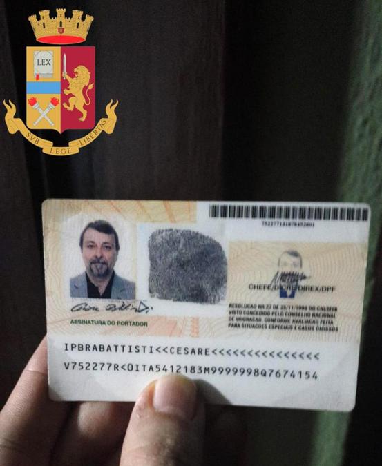 Il passaporto di Cesare Battisti in una foto rilasciata dalla Polizia di Stato. (ANSA/UFFICIO STAMPA POLIZIA)