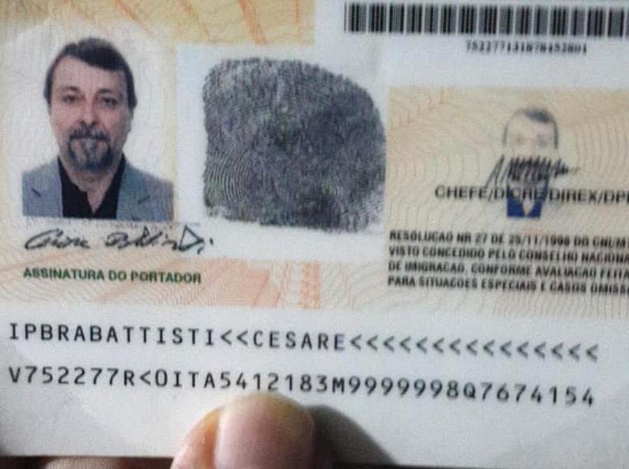 Il passaporto di Cesare Battisti in una foto rilasciata dalla Polizia di Stato. (ANSA/UFFICIO STAMPA POLIZIA)