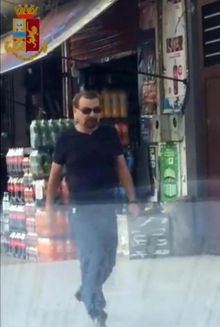Un fermo immagine tratto da un video della Polizia mostra l'ex terrorista Cesare Battisti prima dell'arresto. (ANSA/ POLIZIA STATO)