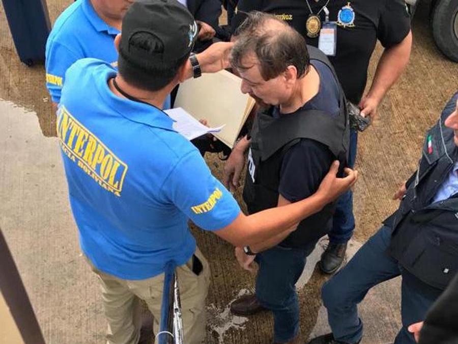 Cesare Battisti sale a bordo dell'areo che lo riporterà in Italia nella tarda mattinata di domani (oggi 14 gennaio). (ANSA)