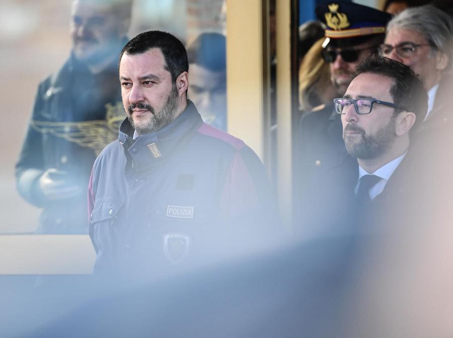 IIl ministro Matteo Salvini e in ministro Alfonso Bonafede attendono l’arrivo di Cesare Battisti all’aereoporto di Ciampino. (Photo by Alberto PIZZOLI / AFP)