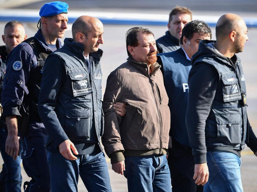 Cesare Battisti scortato dalla Polizia . (Photo by Alberto PIZZOLI / AFP)