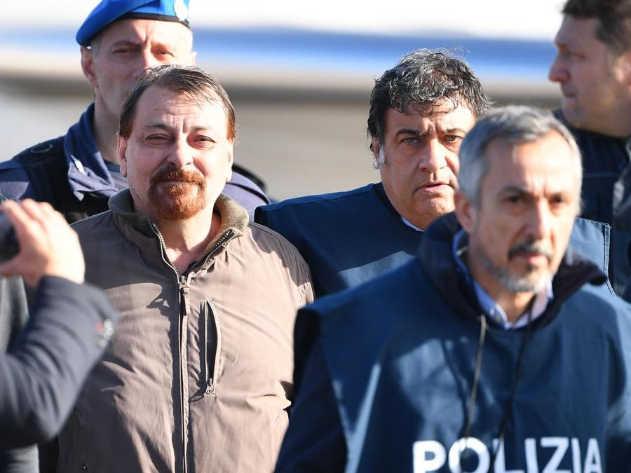 Cesare Battisti scortato dalla Polizia . (Photo by Alberto PIZZOLI / AFP)