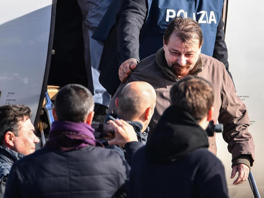 Cesare Battisti scortato dalla Polizia . (Photo by Alberto PIZZOLI / AFP)