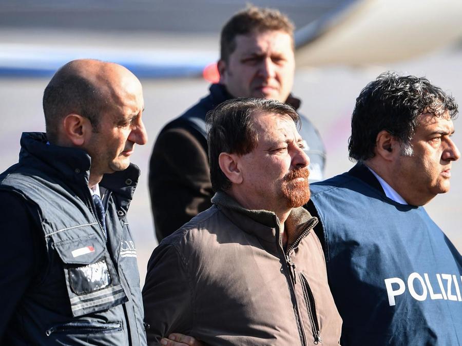 Cesare Battisti scortato dalla Polizia . (Photo by Alberto PIZZOLI / AFP)