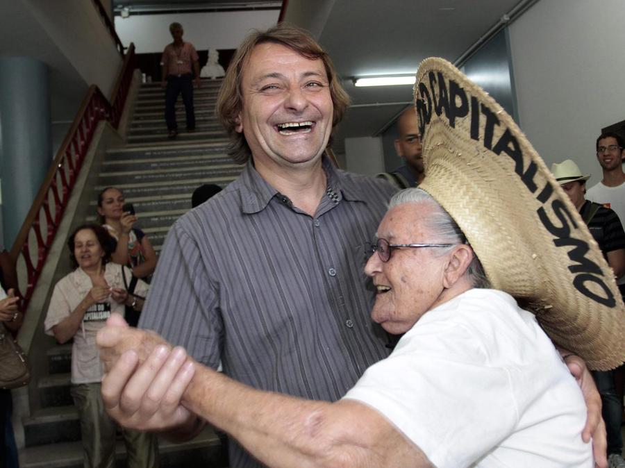Cesare Battisti alla presentazione del suo libro in Brasile «Al pie del muro». (ANSA/NECO VARELLA)