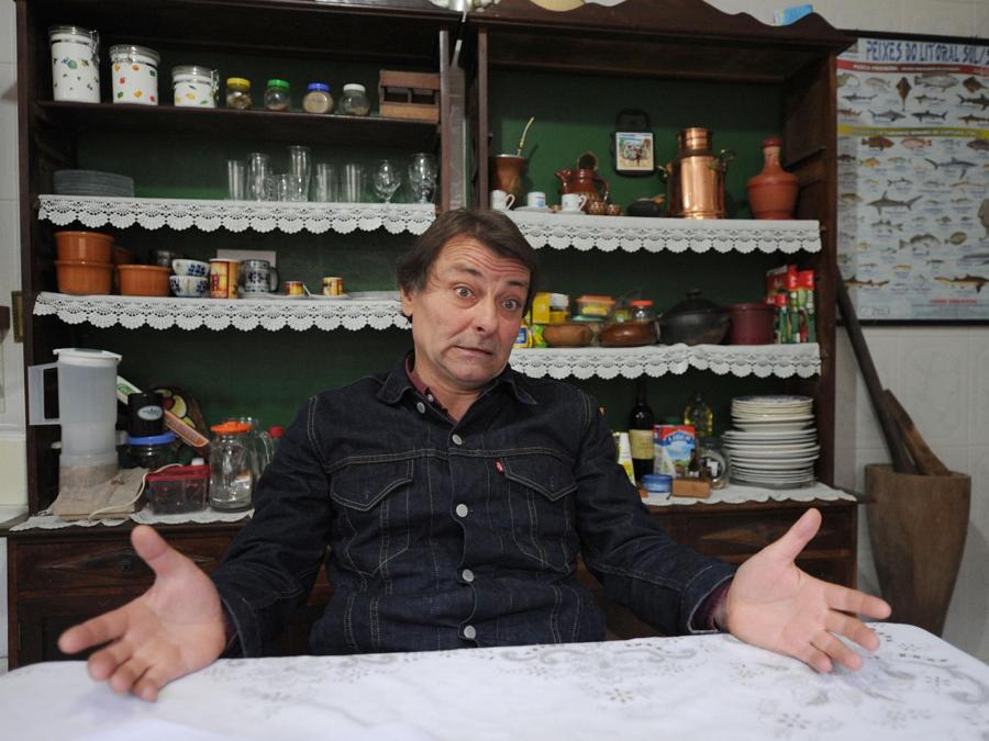 Cesare Battisti durante l'intervista esclusiva rilasciata all'Ansa il 6 settembre 2011 a Cananeia, nel litorale di San Paolo (Brasile). (ANSA/PAULO PINTO)