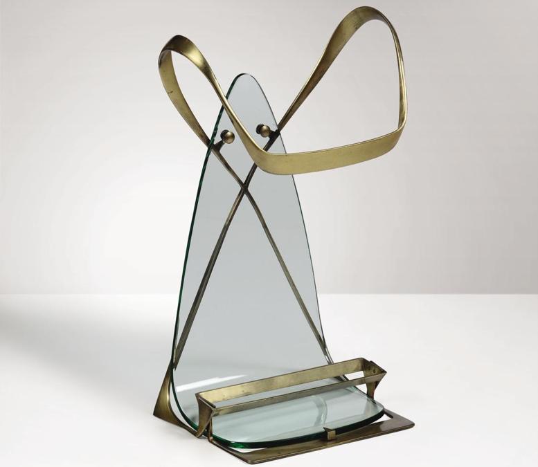 Cambi Un raro “portaombrelli” degli anni '50 di Max Ingrand per Fontana Arte, con struttura in ottone e in cristallo di grosso spessore sagomato curvato e molato, venduto per 9.500 euro contro una stima di 4-5mila