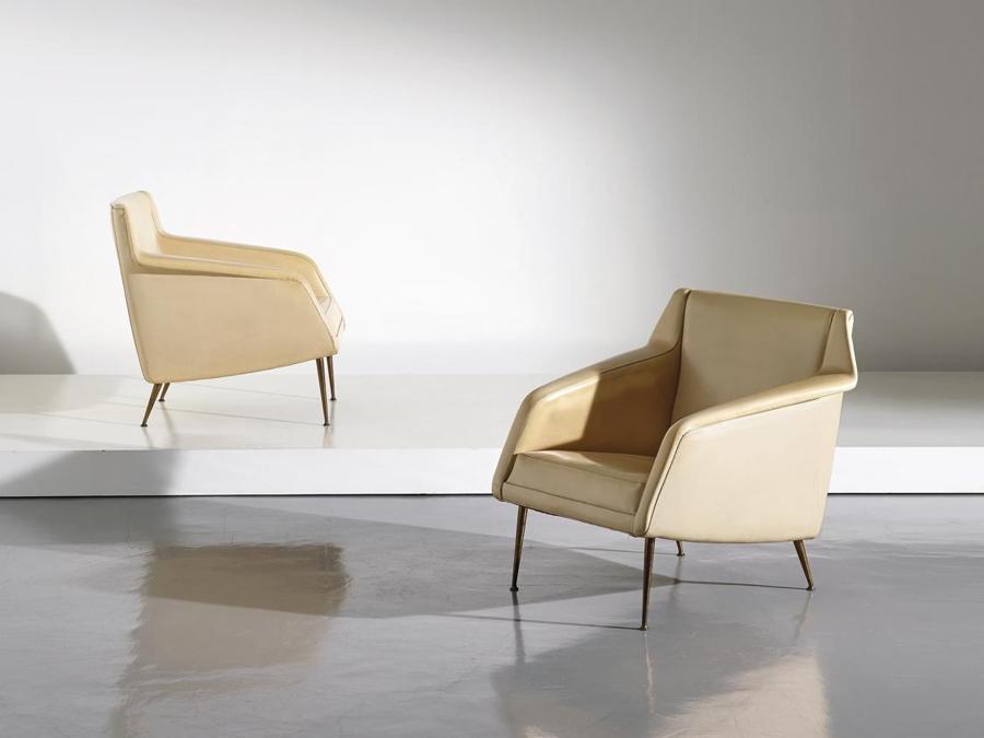 Wannenes una “coppia di poltrone mod. 802 del 1954” di Carlo de Carlo in ottone, legno, vipla imbottita prod. Cassina aggiudicata a 47.600 euro