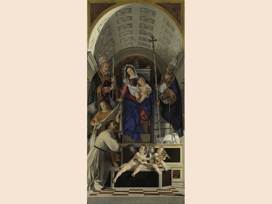 ITINERARI 16. Lorenzo Lotto.Polittico di San Domenico, 1506 - 1508. Cimasa: Cristo Morto sorretto da un angelo, san Giuseppe d' Arimatea, la Vergine e la Maddalena. Olio su tavola, cm 79,5 x 113,5 x 2,6. Pannello superiore laterale sinistro: Santa Lucia e San Vincenzo Ferrer. Olio su tavola, cm 66,5 x 67 x 2,1. Pannello superiore laterale destro: Santa Caterina da Siena e san Sigismondo. Olio su tavola, cm 66,4 x 67,4 x 2,1. Pannello centrale: Madonna col Bambino, san Domenico in atto di ricevere lo scapolare e i papi Gregorio e Urbano, un angelo e due putti musicanti. Olio su tavola, cm 227,7 x 108,8 x 2,6. Pannello inferiore laterale sinistro: San Tommaso d'Aquino e san Flaviano: Olio su tavola, cm 158,5 x 66,7 x 2,4. Pannello inferiore laterale destro: San Pietro martire e San Vito. Olio su tavola, cm 158,4 x 66,2 x 2,4. Recanati, Museo Civico, Villa Colloredo Mels (particolare)