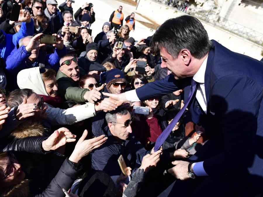 Il primo ministro Conte saluta la folla a Matera. (ANSA/ UFFICIO STAMPA PALAZZO CHIGI/ FILIPPO ATTILI)
