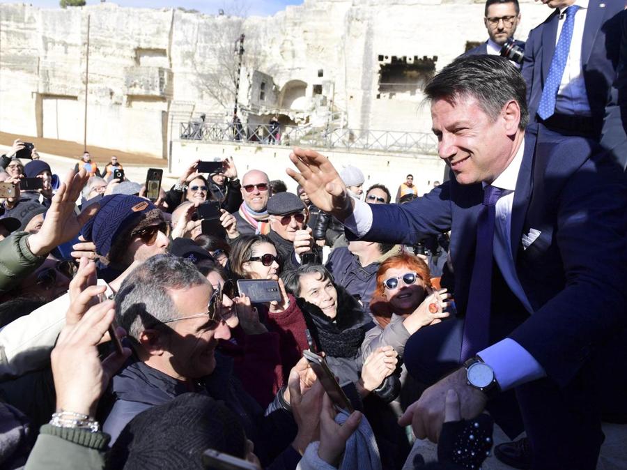Il primo ministro Conte saluta la folla a Matera. (ANSA/ UFFICIO STAMPA PALAZZO CHIGI/ FILIPPO ATTILI)