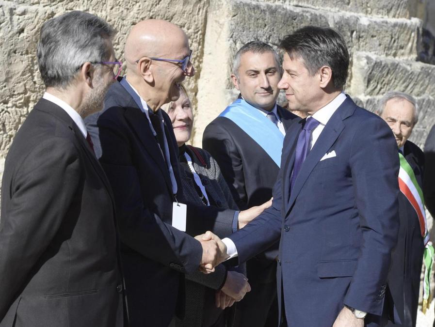 Il Primo ministro Giuseppe Conte ricevuto dal le autorità a Matera. (ANSA/ UFFICIO STAMPA PALAZZO CHIGI/ FILIPPO ATTILI)