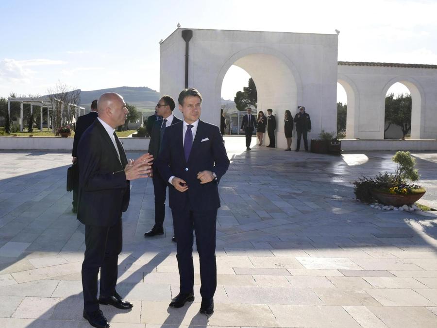 Il presidente del Consiglio Giuseppe Conte visita una masseria a Matera. (ANSA/FILIPPO ATTILI/UFFICIO STAMPA PALAZZO CHIGI)