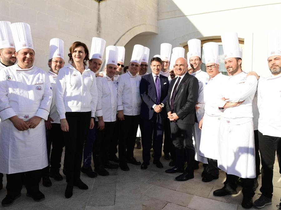 Il presidente del Consiglio Giuseppe Conte visita una masseria a Matera. (ANSA/FILIPPO ATTILI/UFFICIO STAMPA PALAZZO CHIGI)