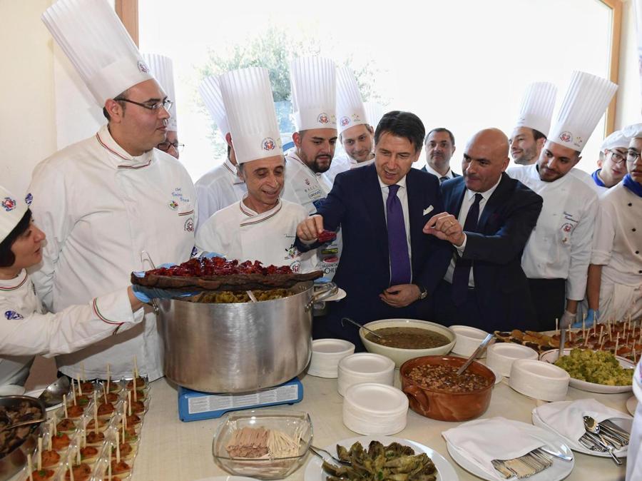 Il presidente del Consiglio Giuseppe Conte visita una masseria a Matera. (ANSA/FILIPPO ATTILI/UFFICIO STAMPA PALAZZO CHIGI)
