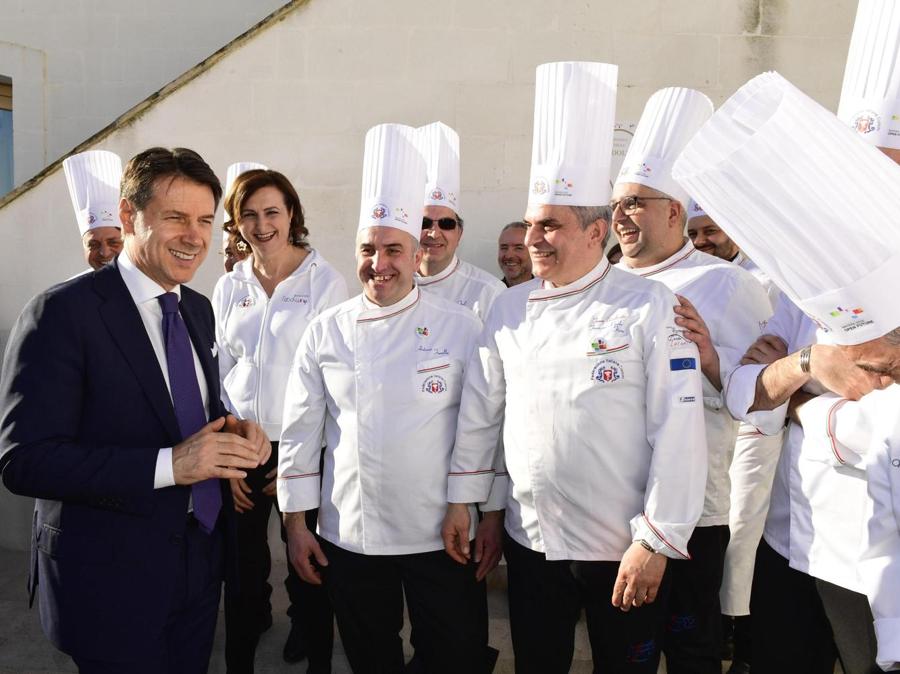 Il presidente del Consiglio Giuseppe Conte visita una masseria a Matera. (ANSA/FILIPPO ATTILI/UFFICIO STAMPA PALAZZO CHIGI)