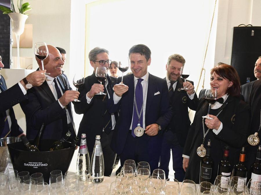Il presidente del Consiglio Giuseppe Conte visita una masseria a Matera. (ANSA/FILIPPO ATTILI/UFFICIO STAMPA PALAZZO CHIGI)