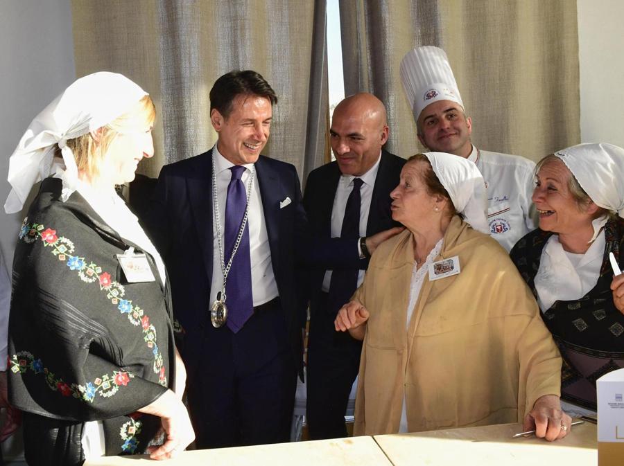 Il presidente del Consiglio Giuseppe Conte visita una masseria a Matera. (ANSA/FILIPPO ATTILI/UFFICIO STAMPA PALAZZO CHIGI)