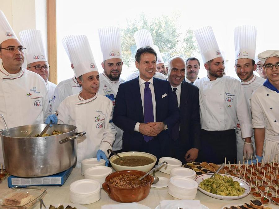Il presidente del Consiglio Giuseppe Conte visita una masseria a Matera. (ANSA/FILIPPO ATTILI/UFFICIO STAMPA PALAZZO CHIGI)