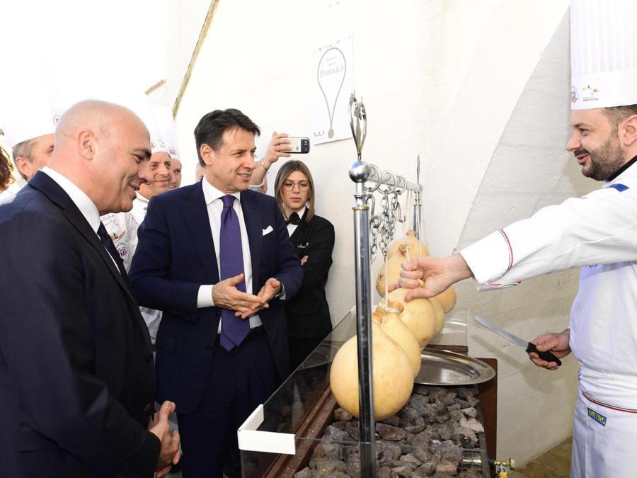 Il presidente del Consiglio Giuseppe Conte visita una masseria a Matera. (ANSA/FILIPPO ATTILI/UFFICIO STAMPA PALAZZO CHIGI)