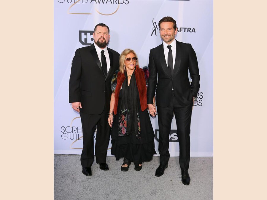 Bradley Cooper ( in Gucci) con la mamma Gloria Campano