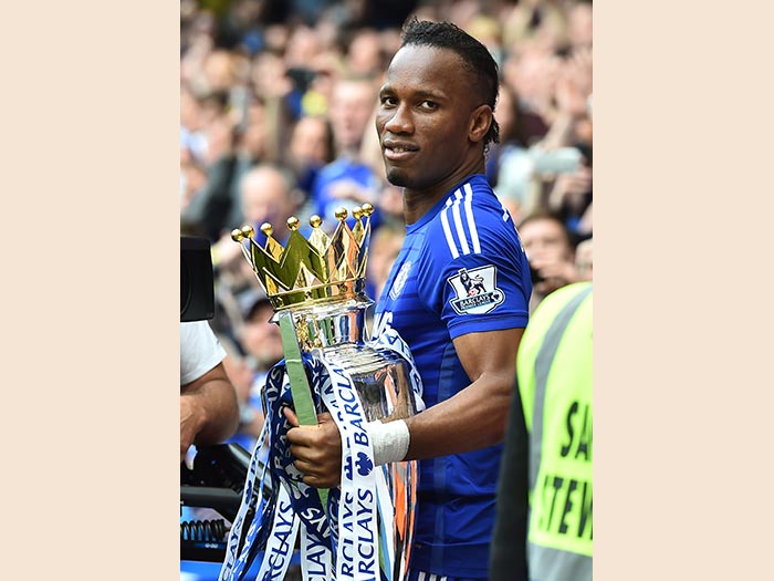 CALCIO. DIDIER DROGBA. Quella dei Phoenix Rising è stata l'ultima maglia indossata dall'attaccante ivoriano. Vent'anni dopo il suo debutto da professionista al Le Mans, l'attaccante giramondo, partito dalla Francia, (Le Mans, Guingamp, Marsiglia), passato per l'Inghilterra (Chelsea), Cina (Shanghai Shenhua), Turchia (Galatasaray) fino ad arrivare negli Stati Uniti (Phoenix Rising), all'età di 40 anni decide di lasciare il calcio giocato. Con la maglia del Chelsea ha vinto 4 Premier League (foto Afp), 1 Champions League tre coppe di Lega inglese, 2 Community Shield, 4 coppe d'Inghilterra. Con il Galatasaray, 1 scudetto turco, 1 supercoppa e una coppa di Turchia. Con la sua Nazionale ha ottenuto la prima storica qualificazione al campionato mondiale nel 2006, realizzando la prima rete per il suo Paese nella competizione mondiale.