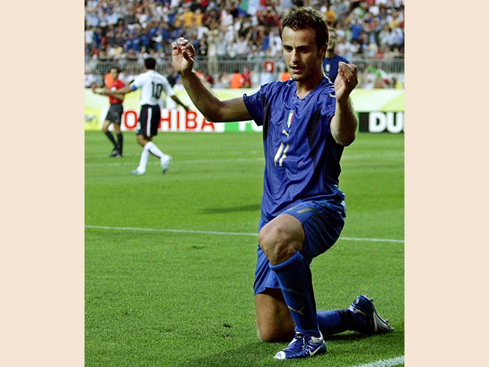 CALCIO. ALBERTO GILARDINO L'attaccante biellese lascia il calcio giocato per intraprendere la carriera di allenatore. In serie A ha totalizzato 514 presenze realizzando 188 reti con le maglie del Piacenza, Hellas Verona, Parma, Milan, Fiorentina, Genoa, Bologna, Palermo, Empoli e Pescara. Nel 2007 con il Milan conquista la Champions League, il Mondiale per club e la Supercoppa europea. Nel 2014 con il Guangzhou Evergrande trionfa nella Chinese super leauge . Con la nazionale italianaha collezionato 57 presenze realizzando con 19 reti, laureandosi campione del mondo nel 2006. (Afp)
