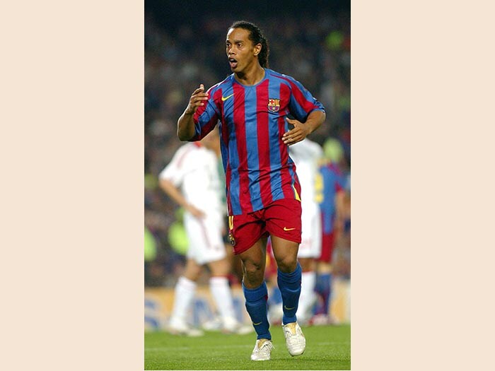 CALCIO. EL GAUCHO RONALDINHO. A 37 anni Ronaldo de Assis Moreira, detto Ronaldinho lascia il calcio giocato. Ad annunciarne il ritiro è stato il fratello manager Roberto Assis de Moreira al quotidiano brasiliano «O Globo». Cresciuto calcisticamente nel Gremio, Ronaldinho con la nazionale brasiliana è stato campione del Sudamerica nel 1999 e campione del mondo nel 2002. In Europa ha vestito la maglie del Paris Saint Germain (2001-2003), del Barcellona (2003-2008) con la quale ha vinto due campionati spagnoli, due Supercoppe di Spagna e una Champions League e del Milan (2008-2011), con la quale ha realizzato 26 reti in 95 presenze. Ritornato in patria, con la maglia dell'Atletico Mineiro ha vinto una Coppa Libertadores e una Recopa Sudamericana. A livello individuale ha vinto il Pallone d'oro nel 2005 e due del Fifa World Player of the Year nel 2004 e 2005. (Afp).