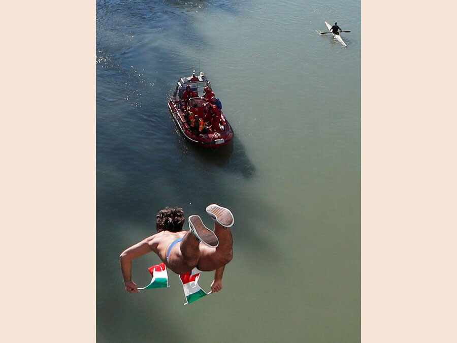 Walter Schirra  si  tuffa nel fiume Tevere dal ponte Cavour,  alto 18 metri  durante la tradizionale immersione annuale di Capodanno, a Roma. (REUTERS/Alessandro Bianchi)