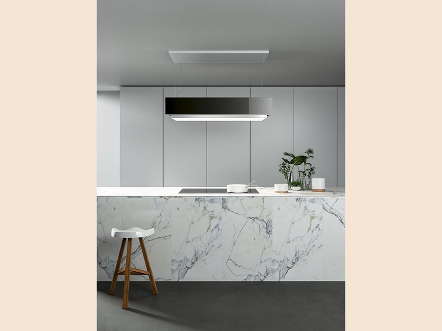 Falmec Levante della collezione Circle Tech, per l'isola, con saliscendi motorizzato, telecomandato, con superficie lumisoa molto ampia, è adatta ad ambienti sino a 600 m3/h.