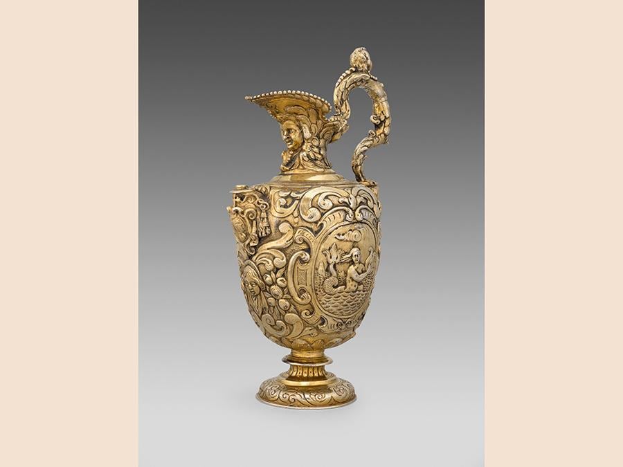 Galleria Koopman Rare Art una brocca in argento dorato realizzata a Madrid nel 1662-3, probabilmente creazione dell'argentiere Andres Sevillano, proposta con un prezzo attorno alle 150mila sterline