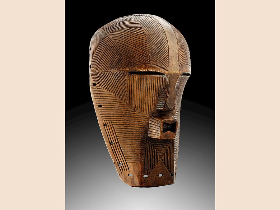 Galerie Didier Claes una straordinaria opera in legno, una «Maschera Songye Kifwebe» datata tra la fine del XIX e l'inizio del XX secolo proveniente da una collezione privata belga e originariamente dalla Repubblica Democratica del Congo