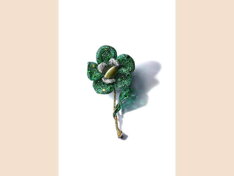 Cindy Chao un eccezionale fermaglio , «Greenovia», realizzato in titanio, oro bianco 18k e argento, con un crisoberillo occhi di gatto da 105 carati, diamanti e quasi 2.500 pietre preziose verdi di sei varietà