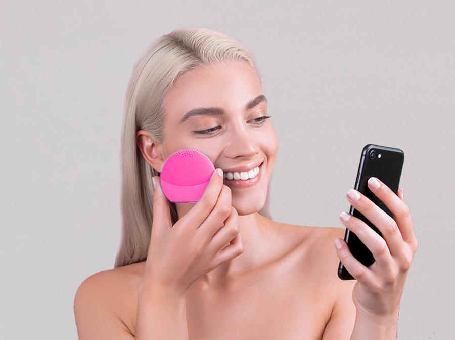 Foreo, il brand svedese amatissimo dalle millennial (e non soltanto da loro), pioniere del Beauty Tech, inaugura l'era della cosmesi personalizzata lanciando LUNA fofo, l'ultimo nato nella famiglia LUNA con A.I. integrata: LUNA fofo, che può serenamente essere definito “il più piccolo e smart personal beauty coach al mondo”, è il nuovo beauty gadget FOREO che rivoluziona l'industria del settore incorporando funzionalità̀ di apprendimento automatico e personalizzazione. Usarlo è semplicissimo, soprattutto grazie alla app tramite la quale si crea il profilo utente (Skin Profile). Foreo LUNA fofo tiene monitorate le condizioni della pelle, aiuta ad applicare i cosmetici e suggerisce eventuali modifiche nella beauty routine.