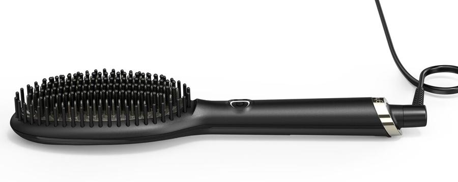 Si realizza un sogno per chi ha sempre desiderato capelli perfettamente lisci senza rinunciare al volume ed è merito di ghd, che ha realizzato la sua prima spazzola lisciante. Si chiama Glide ed è perfetta per disciplinare i capelli già asciutti: è a prova di mani inesperte, si usa anche a testa in giù e rende i capelli incredibilmente lucenti. Merito della tecnologia in ceramica con ionizzatore, che riscalda uniformemente la spazzola alla temperatura di 185°C, ottimale per lo styling e per garantire i migliori risultati e capelli più sani.