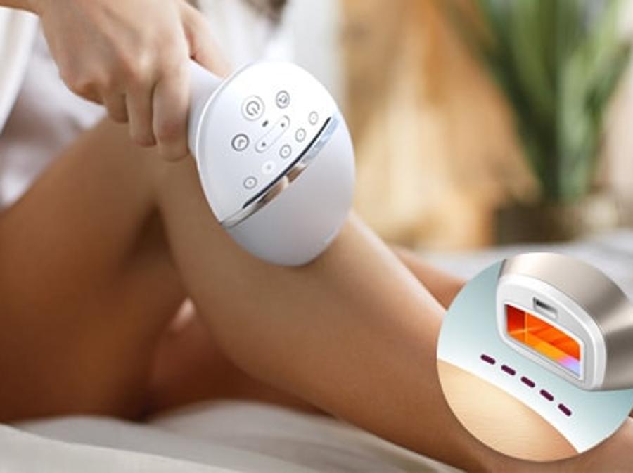 L'arma vincente nella lotta ai peli superflui è la luce pulsata, soprattutto se si può usare comodamente a casa: Lumea Prestige di Philips è un sistema di epilazione efficace, delicato e sicuro da usare, ma anche comodo grazie alla possibilità cordless. Philips Lumea Prestige è dotato di accessori adatti al corpo (gambe, braccia, addome) e al viso (labbro superiore, mento). Quando vengono fissati al dispositivo, attivano un programma di trattamento specifico progettato per una determinata zona, in modo da trattare in maniera sicura anche le aree più delicate.