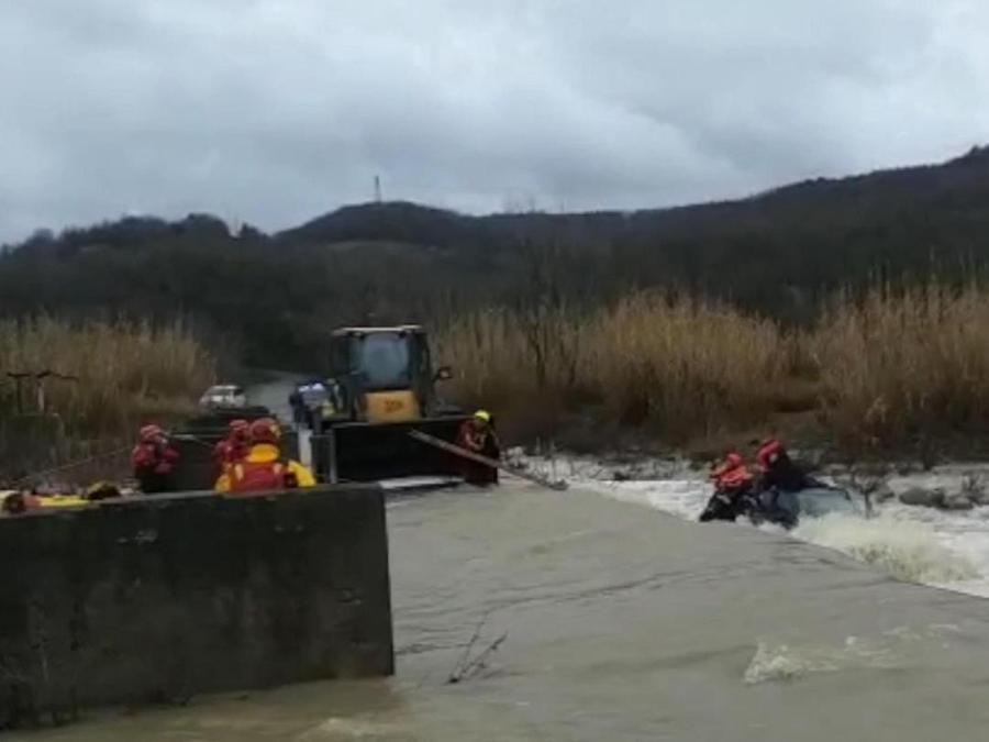 Un fermo immagine tratto da un video dei vigili fuoco mostra un momento del salvataggio dei carabinieri rimasti feriti, mentre stavano soccorrendo alcune persone nella Bassa bolognese, dove il fiume Reno è esondato. (ANSA/ VIGILI FUOCO)
