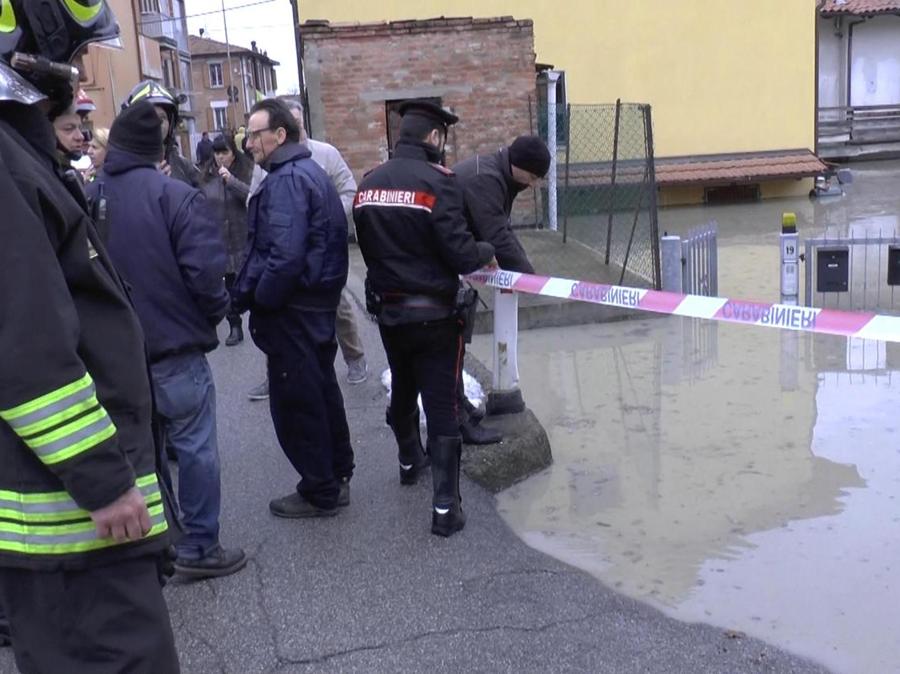 Una veduta di via Bruto, zona Triumvirato, in seguito agli allagamenti per l'esondazione del Reno. (ANSA)