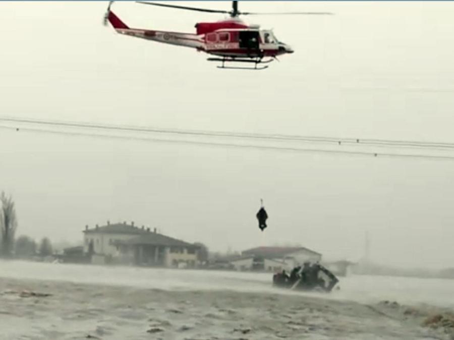 Un momento del salvataggio dei carabinieri feriti mentre stavano soccorrendo alcune persone nella Bassa bolognese, dove il fiume Reno è esondato (ANSA)