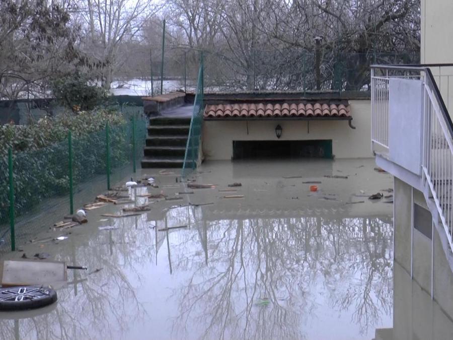 Una veduta di via Bruto, zona Triumvirato, in seguito agli allagamenti per l'esondazione del Reno. (ANSA)